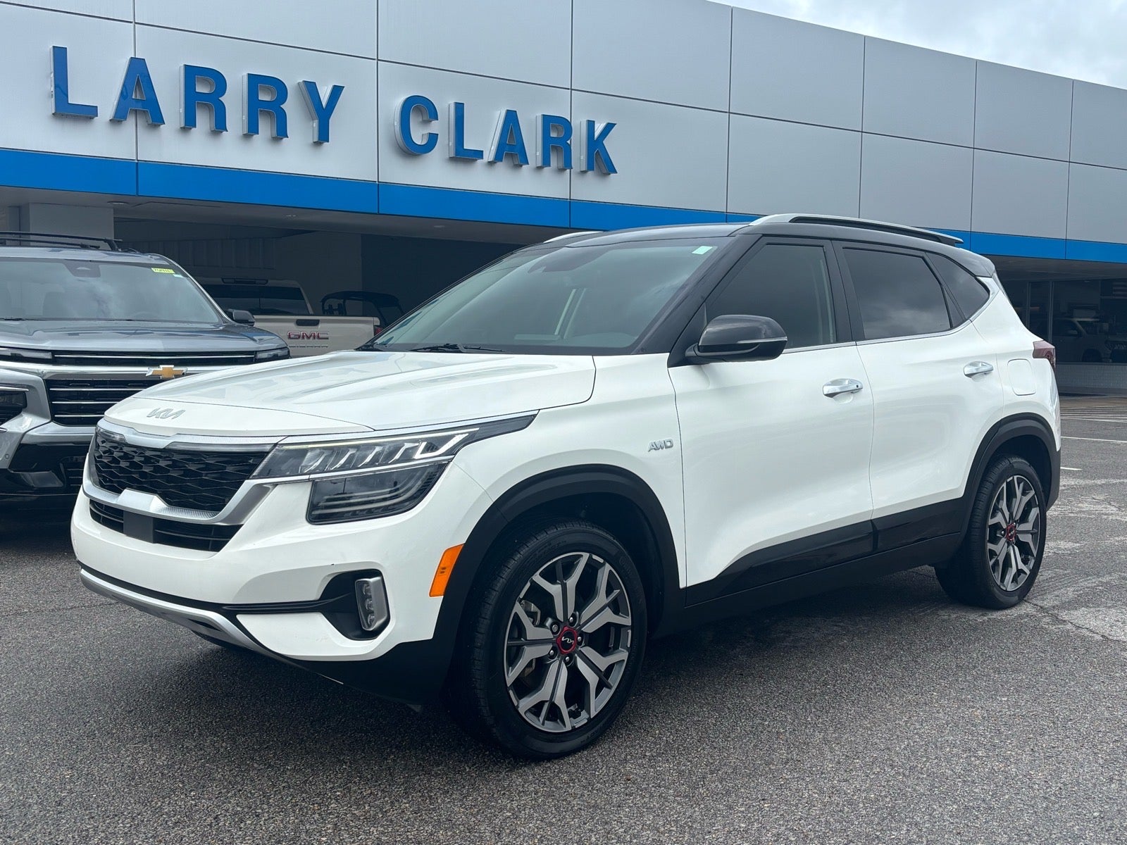 2022 Kia Seltos SX Turbo in White — front three-quarter view